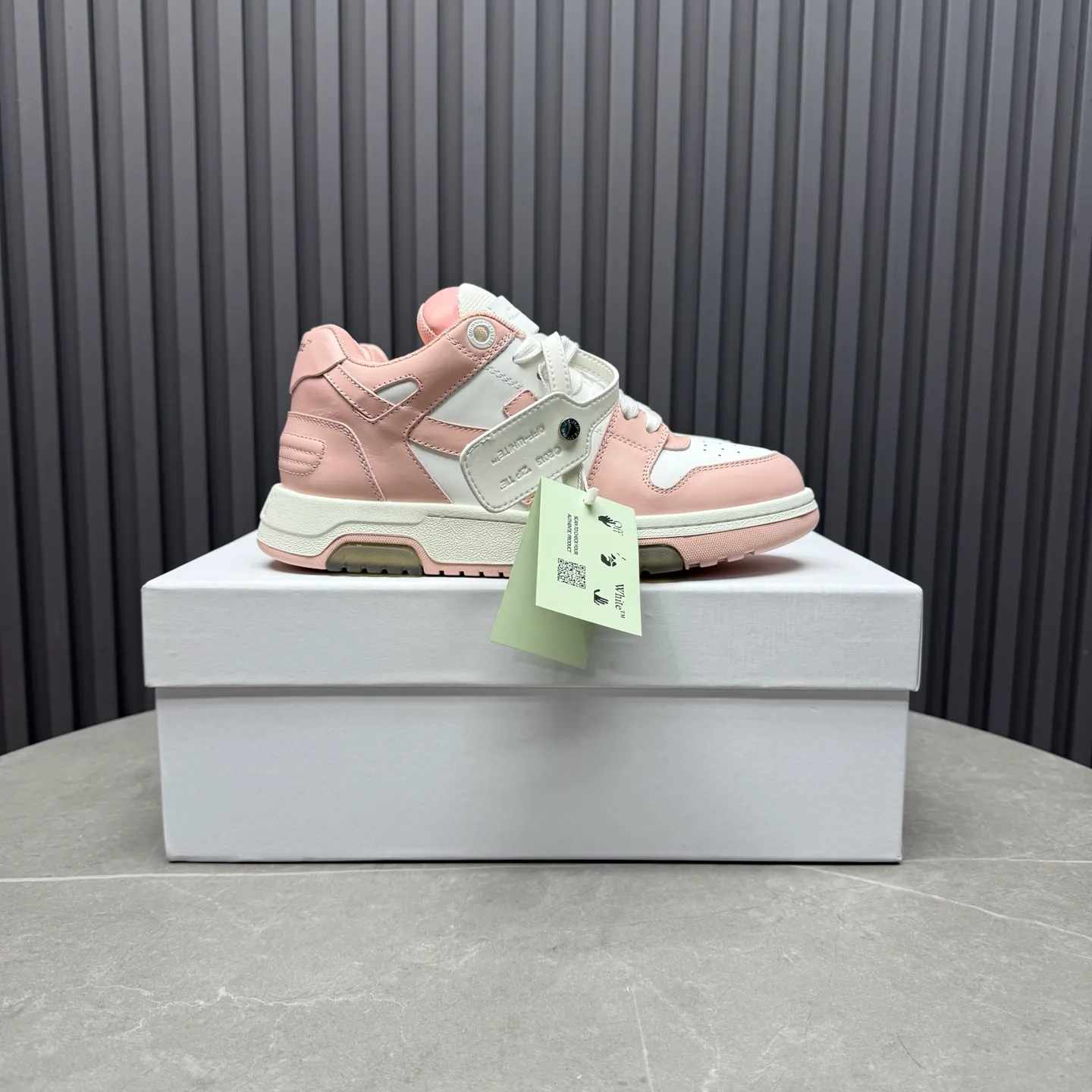 【off- white】P: 620💰Couple model👫, Size: 35-44 (Customized for men 38.45.46) High-quality version👊 "Out of office" series original molding, original lasting, production process 1:1 Original ➰OFF GRAY WHITE OW ➰ First-layer cowhide Imported skin-friendly and environmentally friendly polyester mesh Original molding high elastic and environmentally friendly molding pad Made with the original lasting process. The original molded rubber outsole (never yellows and deforms) has a super correct shape, bright color and strong three-dimensional effect👍. Packaging💯Full set of packaging synchronized with the official website (branded paper, certificate of quality, branded cloth bag)